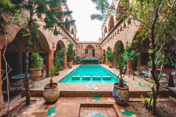 Los Mejores Hoteles con SPA en España 1 Equipo de profesionales trabajando en estrategias SEO para mejorar el posicionamiento web en España.